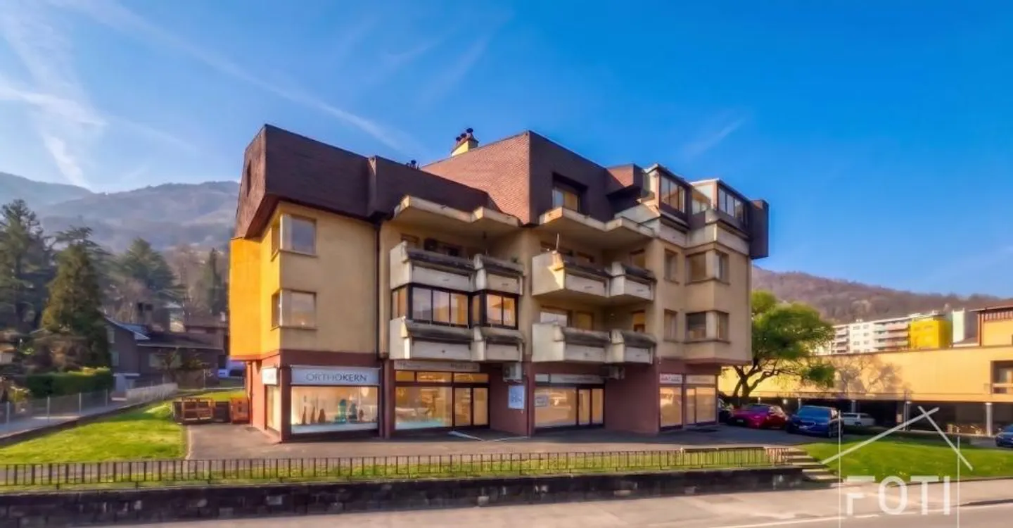 Commercial space on a very busy axis with beautiful showcase - rented in Monthey - yield 4.5% - Photo 1 of 10