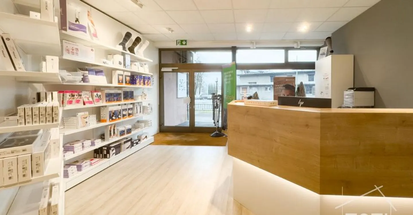 Commercial space on a very busy axis with beautiful showcase - rented in Monthey - yield 4.5% - Photo 2 of 10