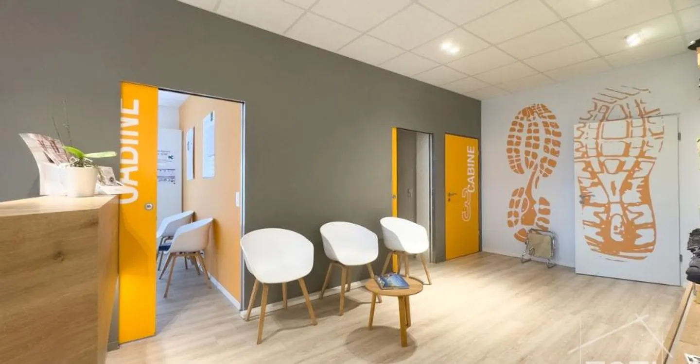 Commercial space on a very busy axis with beautiful showcase - rented in Monthey - yield 4.5% - Photo 3 of 10