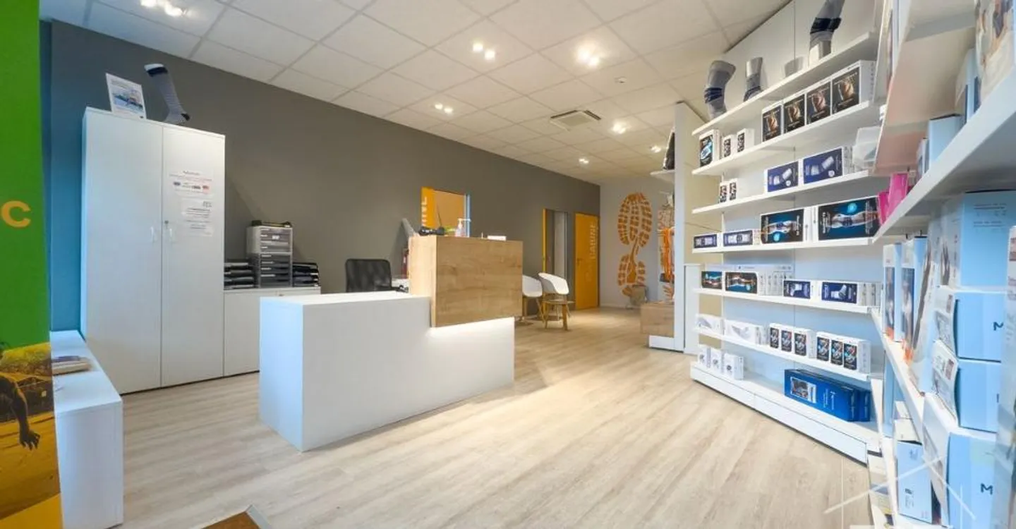 Commercial space on a very busy axis with beautiful showcase - rented in Monthey - yield 4.5% - Photo 4 of 10