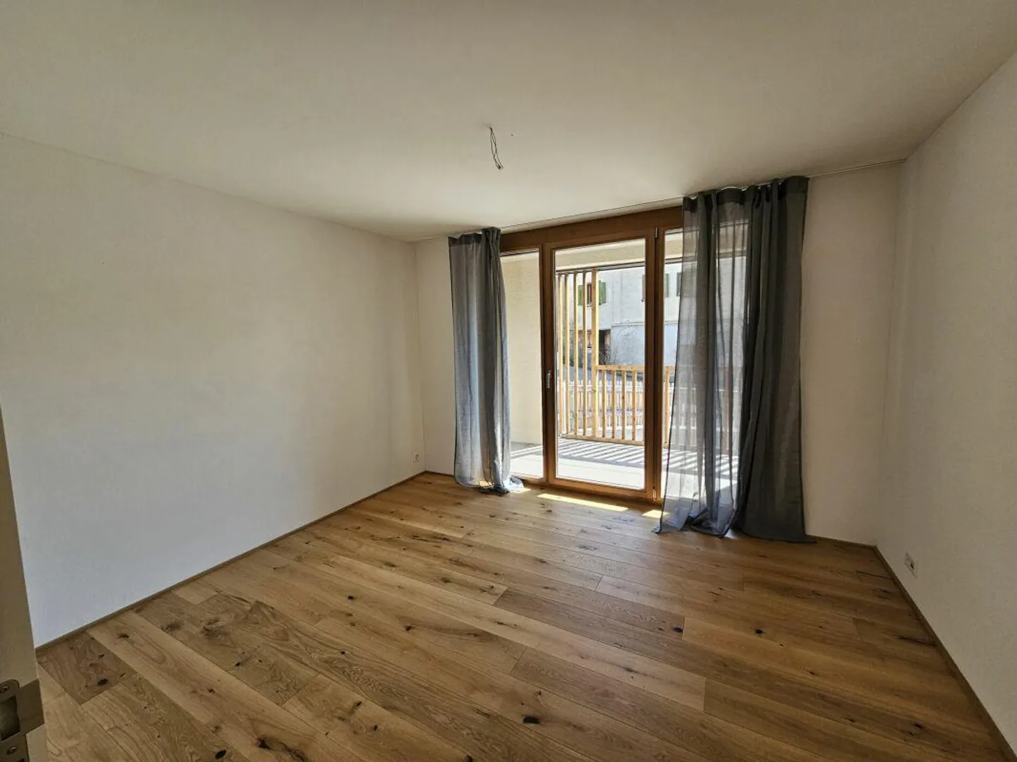 Moderne 4.5 Zimmer-Wohnung in Tomils - Foto 4 von 4