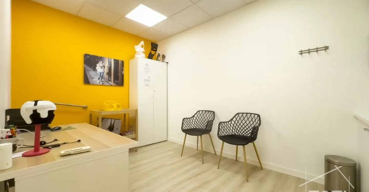Commercial space on a very busy axis with beautiful showcase - rented in Monthey - yield 4.5% - Photo 5 of 10