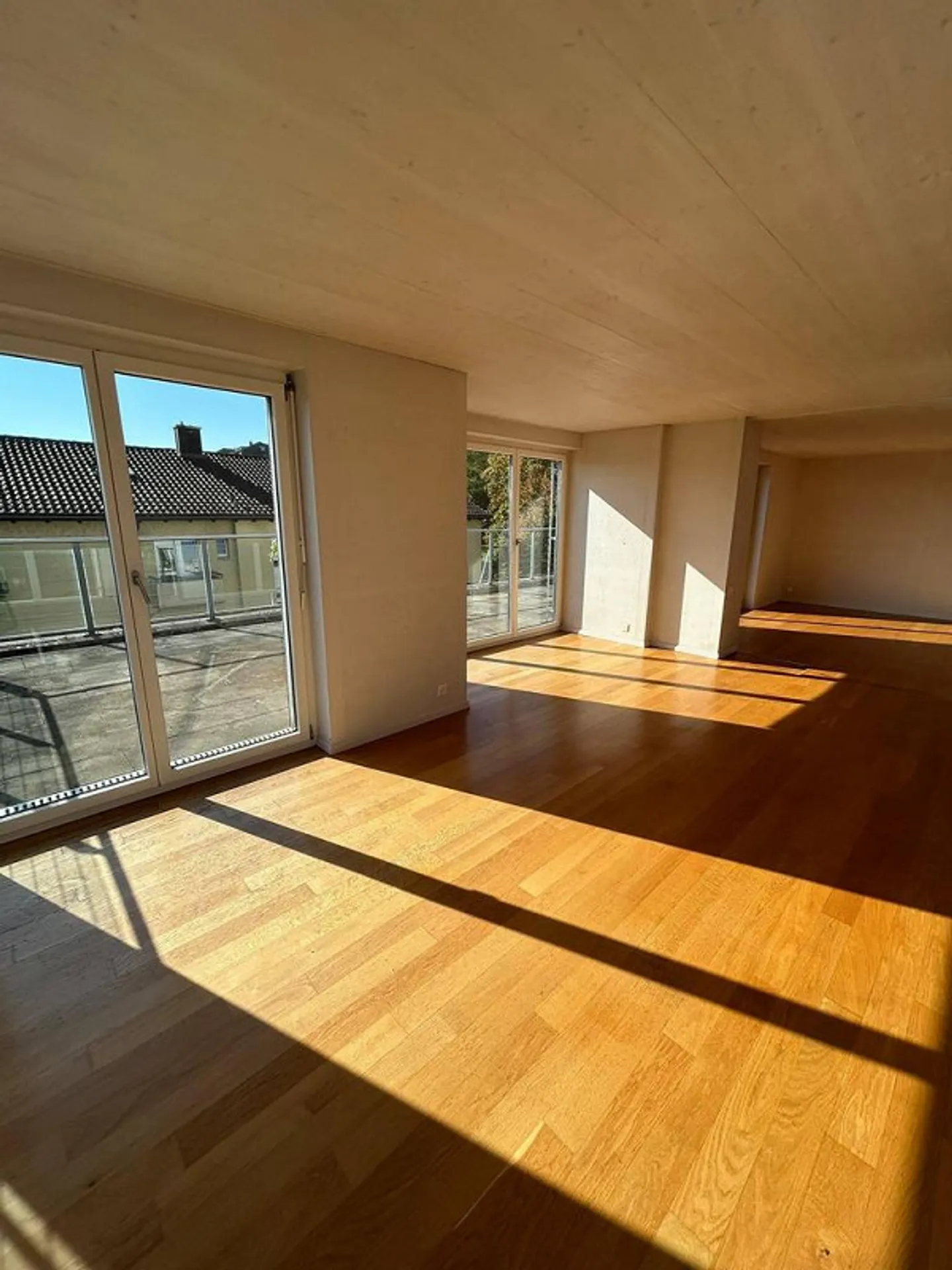 Magnifique appartement en attique de 2,5 pièces avec vue sur le lac - Photo 3 sur 9
