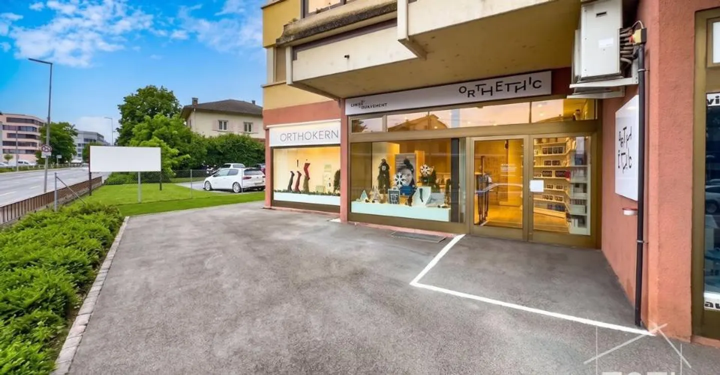 Commercial space on a very busy axis with beautiful showcase - rented in Monthey - yield 4.5% - Photo 6 of 10