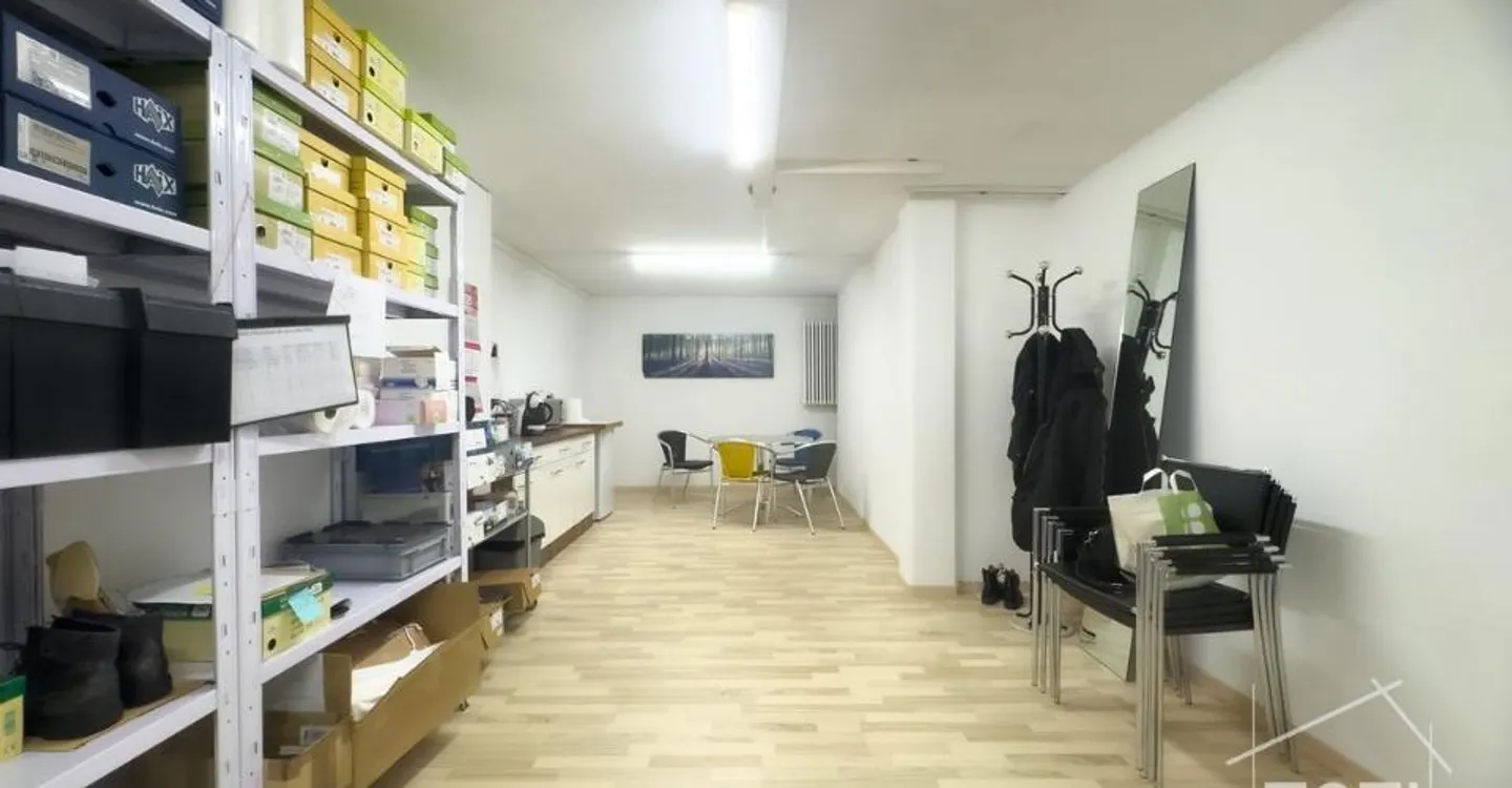 Commercial space on a very busy axis with beautiful showcase - rented in Monthey - yield 4.5% - Photo 7 of 10
