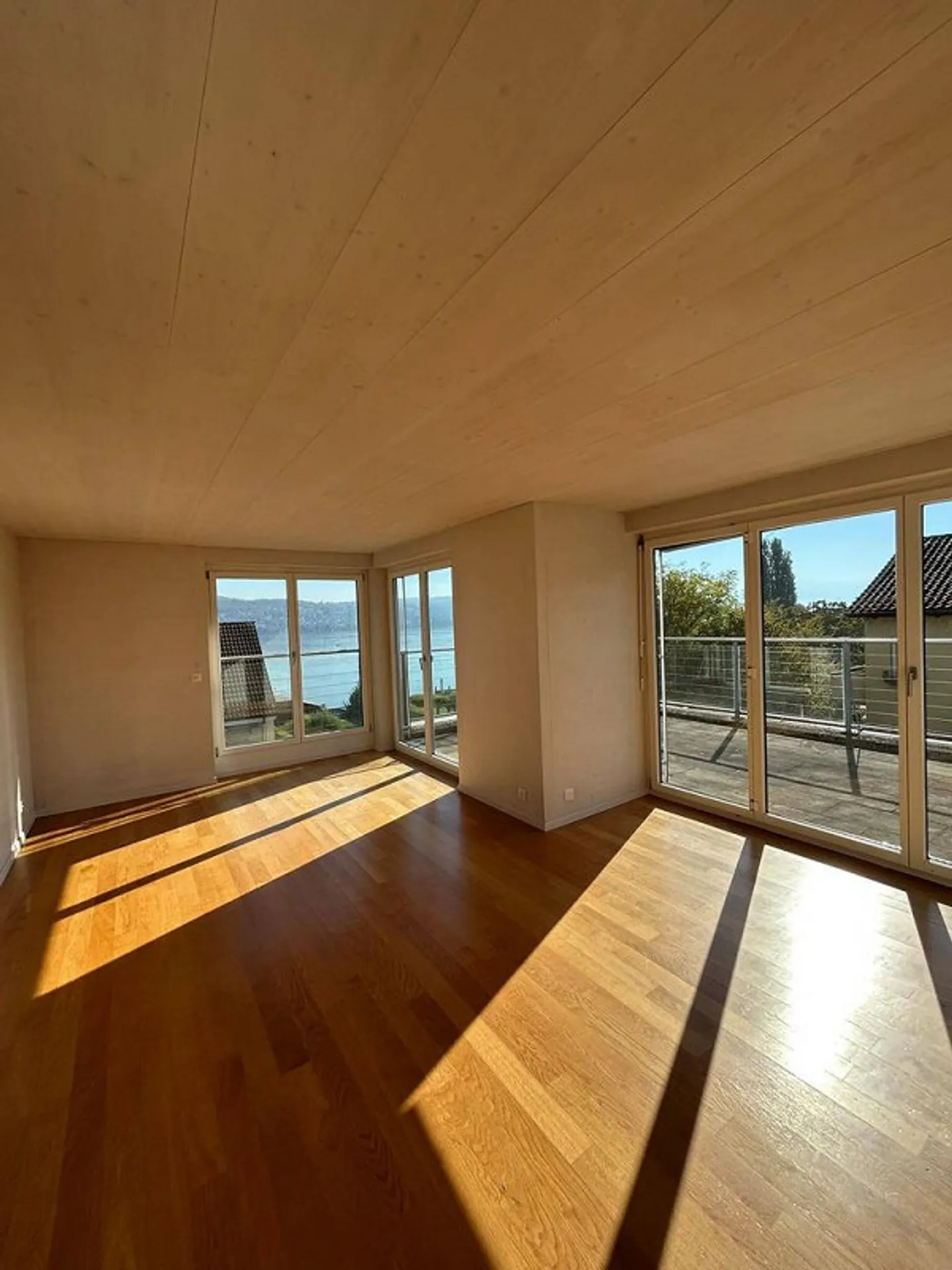 Magnifique appartement en attique de 2,5 pièces avec vue sur le lac - Photo 4 sur 9