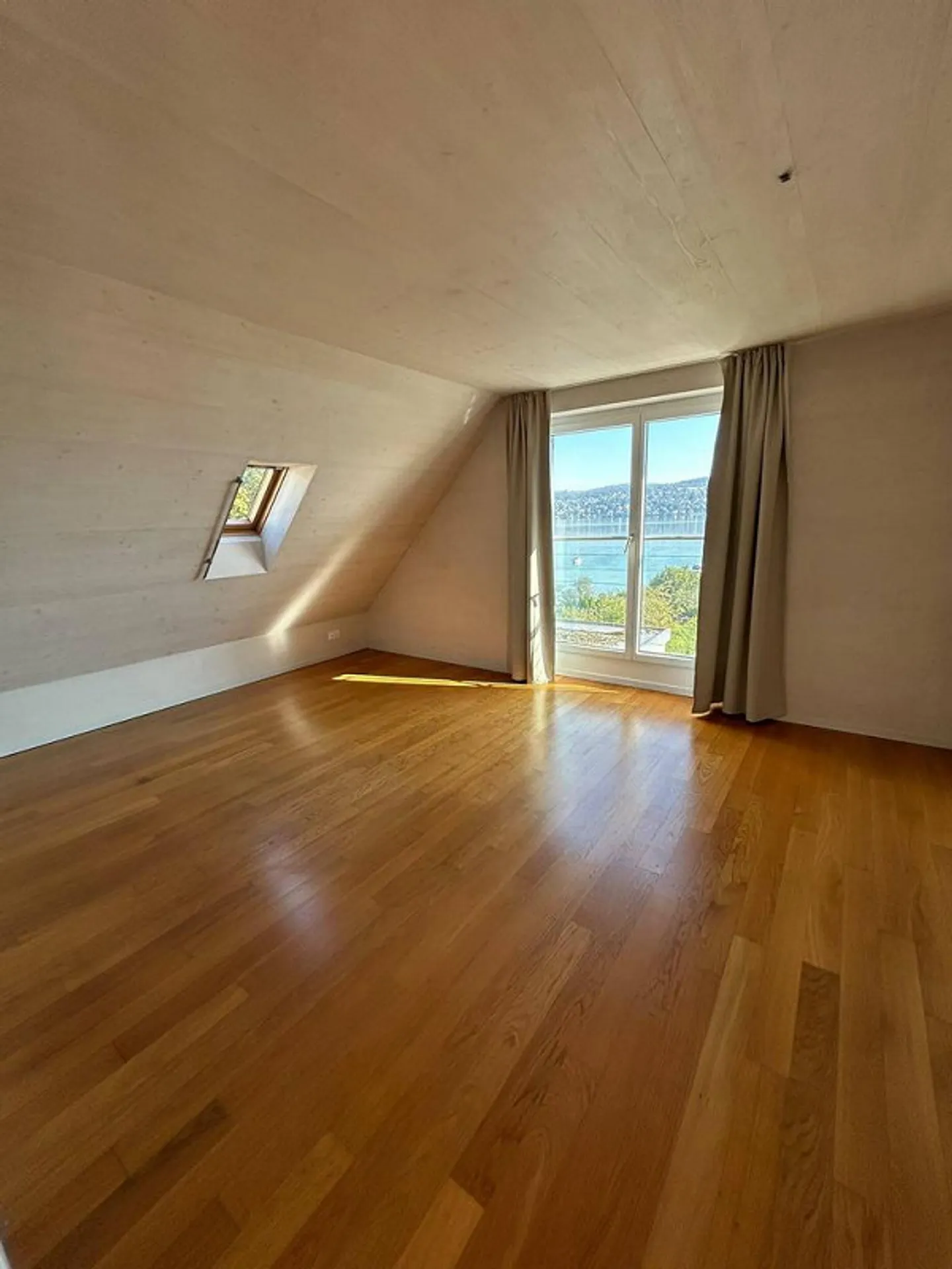 Magnifique appartement en attique de 2,5 pièces avec vue sur le lac - Photo 6 sur 9