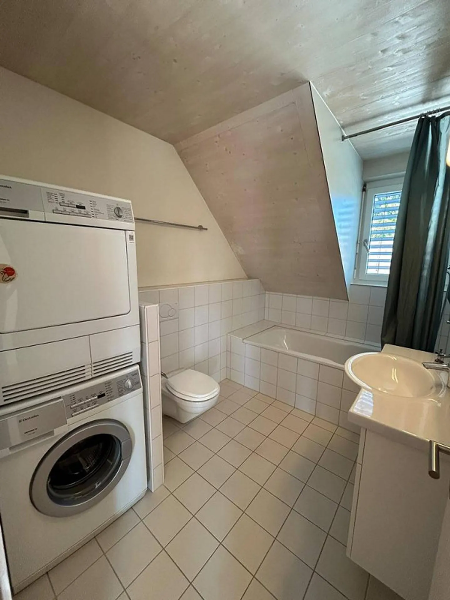 Magnifique appartement en attique de 2,5 pièces avec vue sur le lac - Photo 7 sur 9