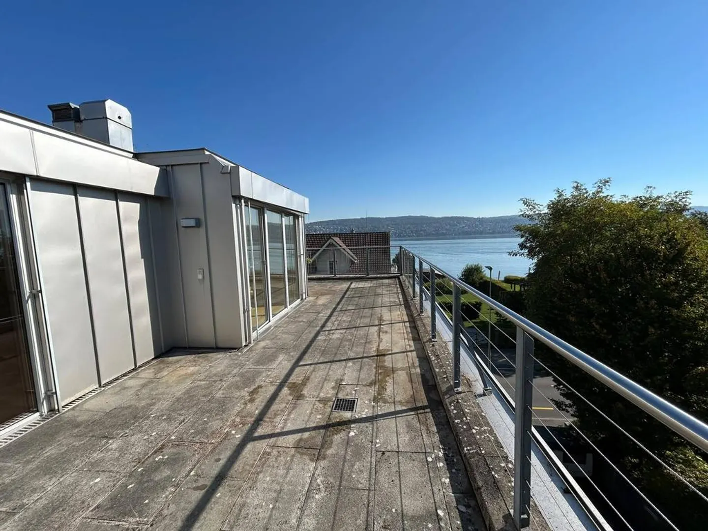 Magnifique appartement en attique de 2,5 pièces avec vue sur le lac - Photo 8 sur 9