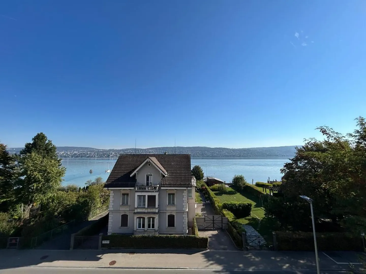 Magnifique appartement en attique de 2,5 pièces avec vue sur le lac - Photo 9 sur 9