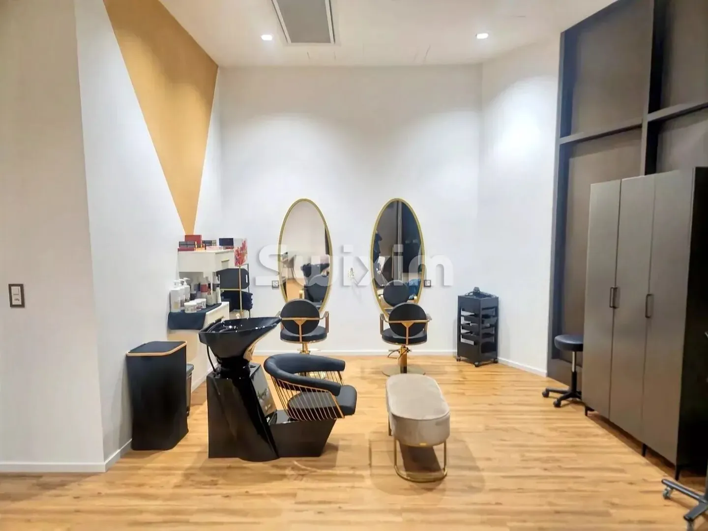 3-room Commercial Space - Photo 3 of 5