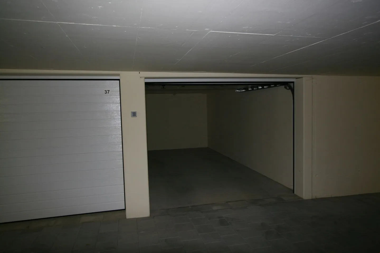 Sichere Garagebox zu Vermieten - Foto 2 von 3