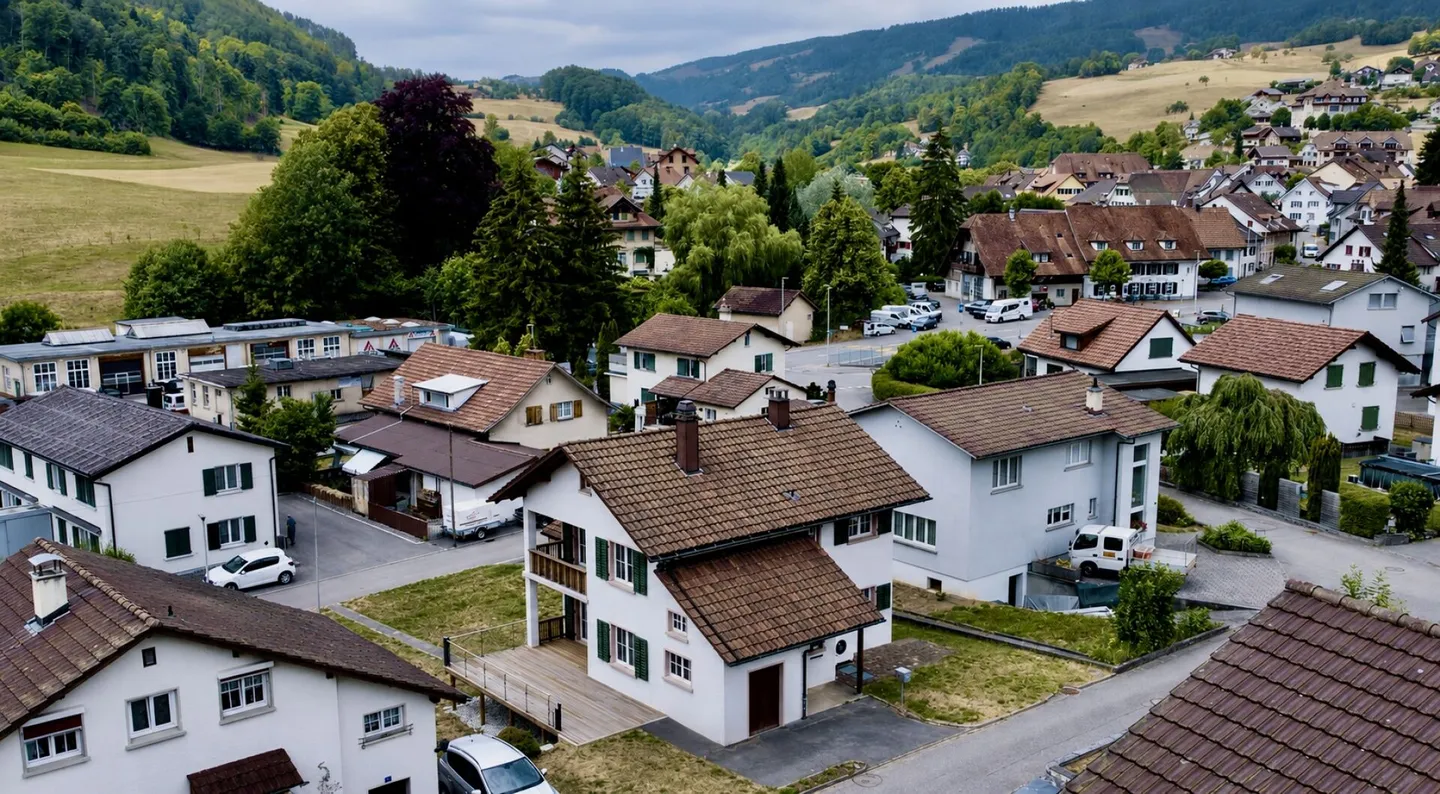 Move in instead of renovating - completely renovated single-family house in Mümliswil - Photo 1 of 25