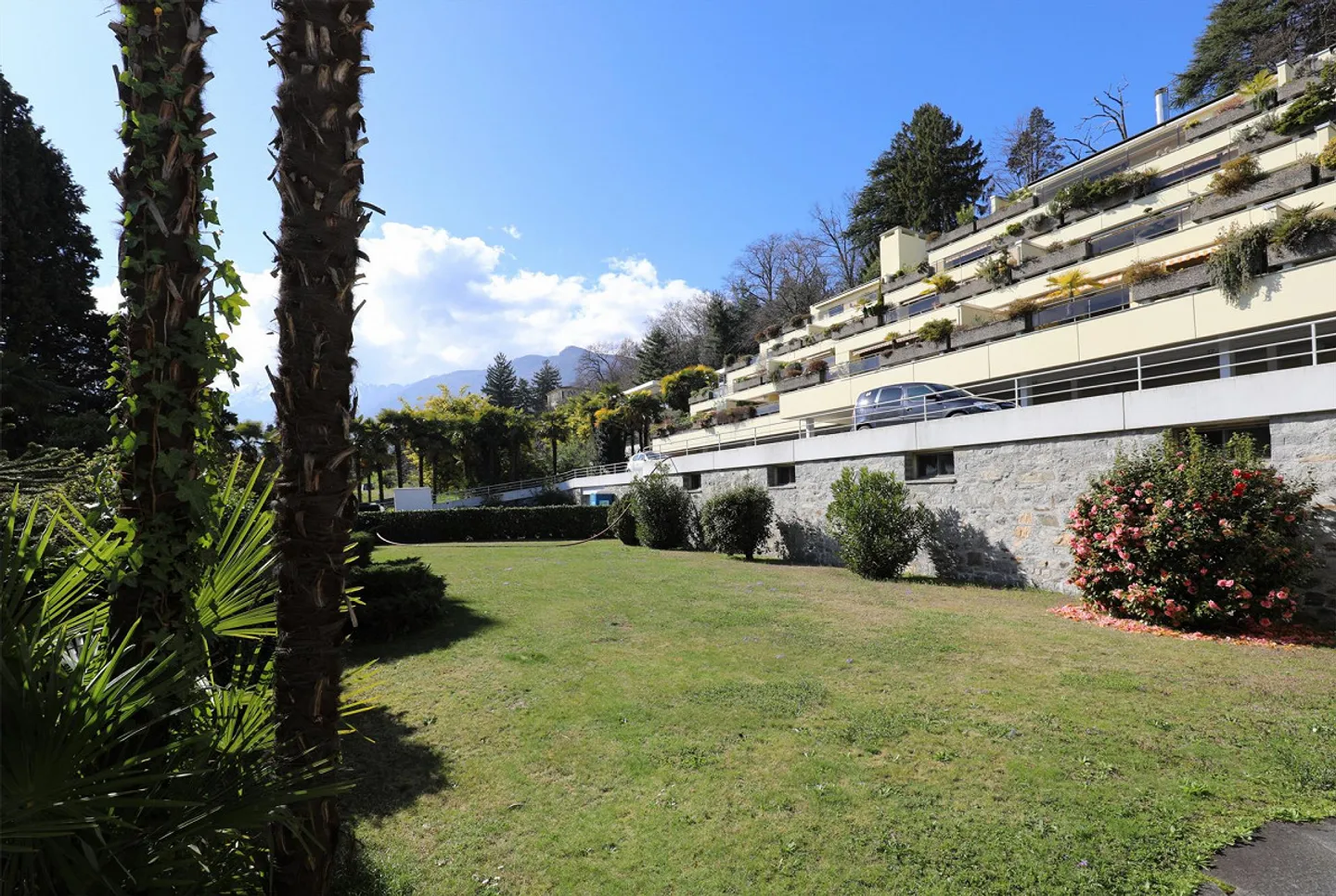 Appartement moderne 2 pièces, ensoleillé avec belle vue - Photo 2 sur 17