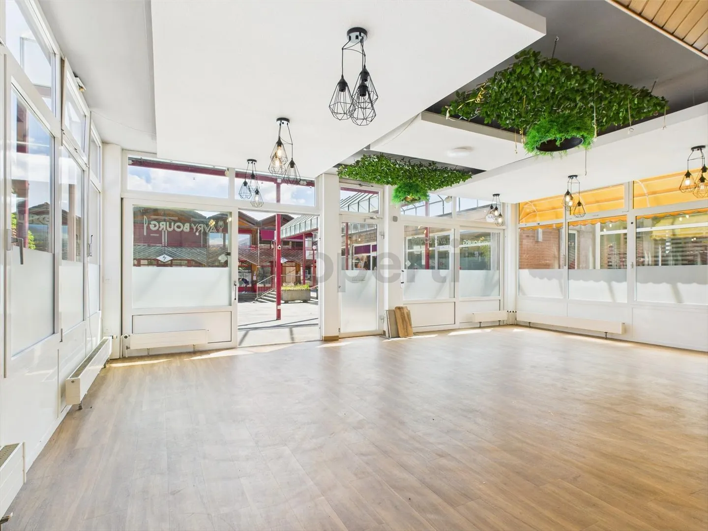 Commercial space with two units - Photo 2 of 12