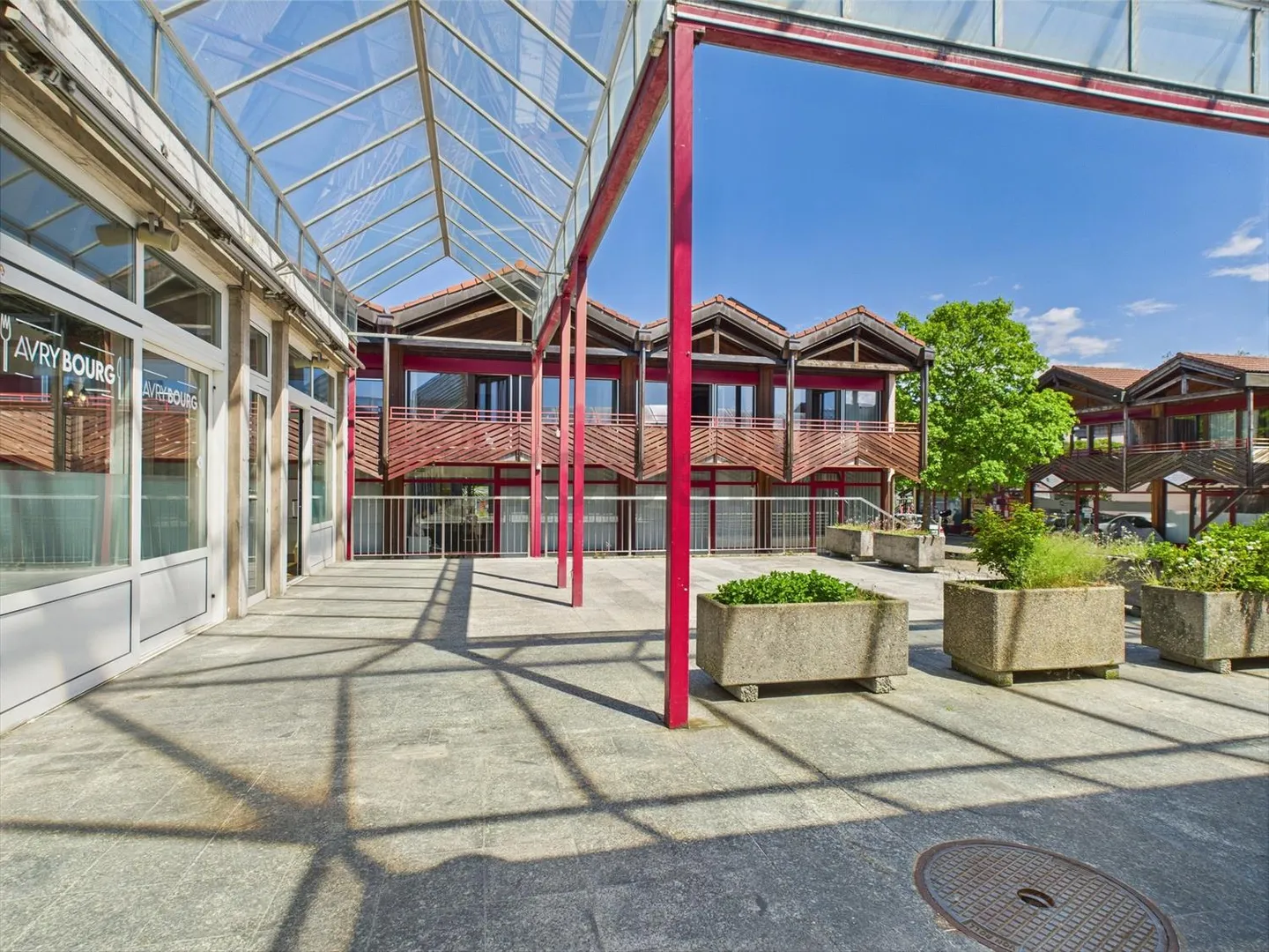 Commercial space with two units - Photo 6 of 12