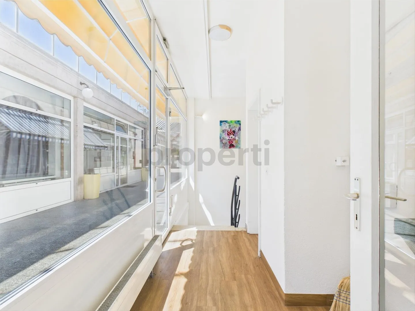 Commercial space with two units - Photo 9 of 12