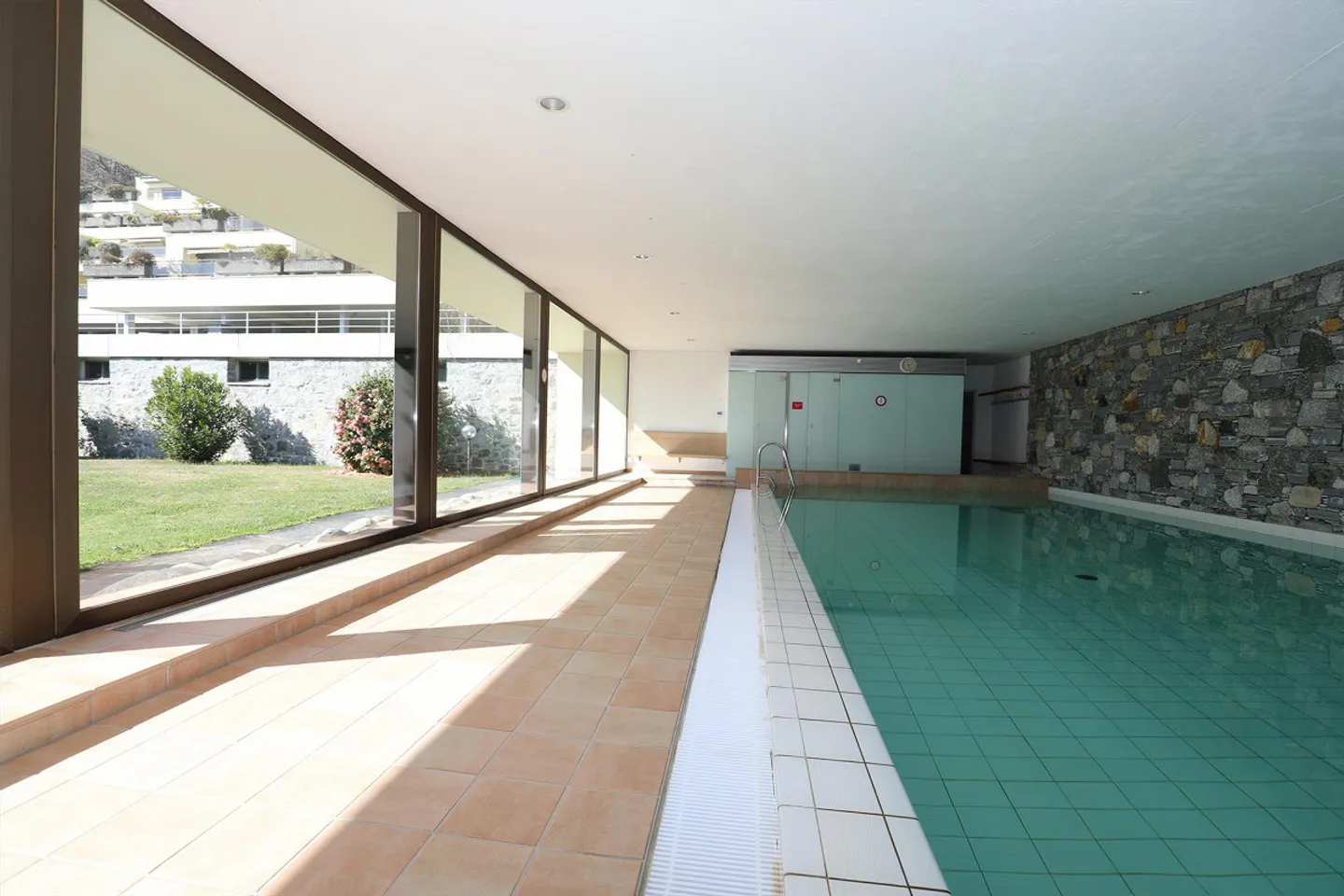 Appartement moderne 2 pièces, ensoleillé avec belle vue - Photo 14 sur 17