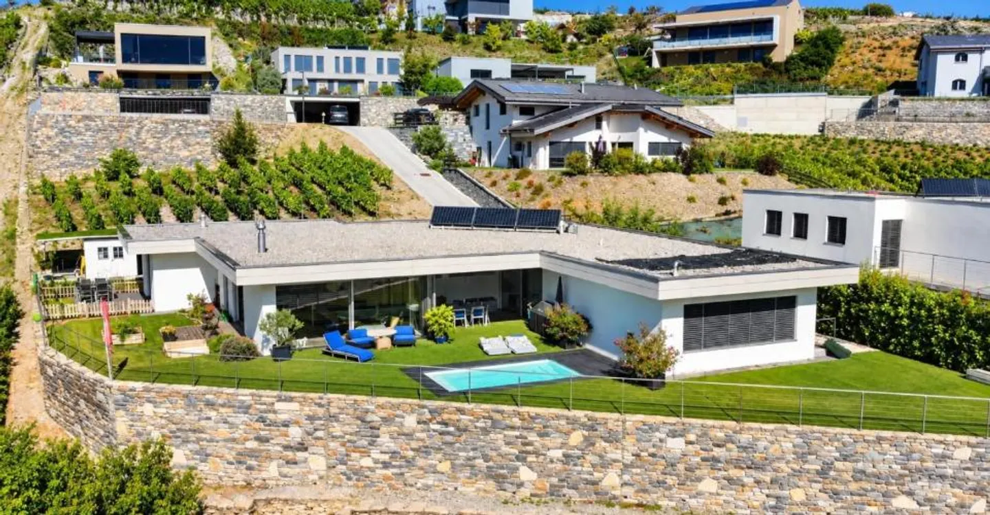 Magnificent einstöckige Villa mit Schwimmbad und Panoramablick - Foto 1 von 5