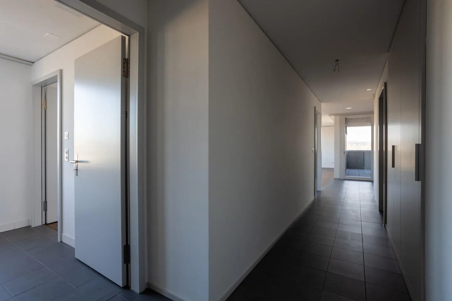 Modern 2.5 room apartment 16.23 in the center of Altstetten - Photo 2 of 9