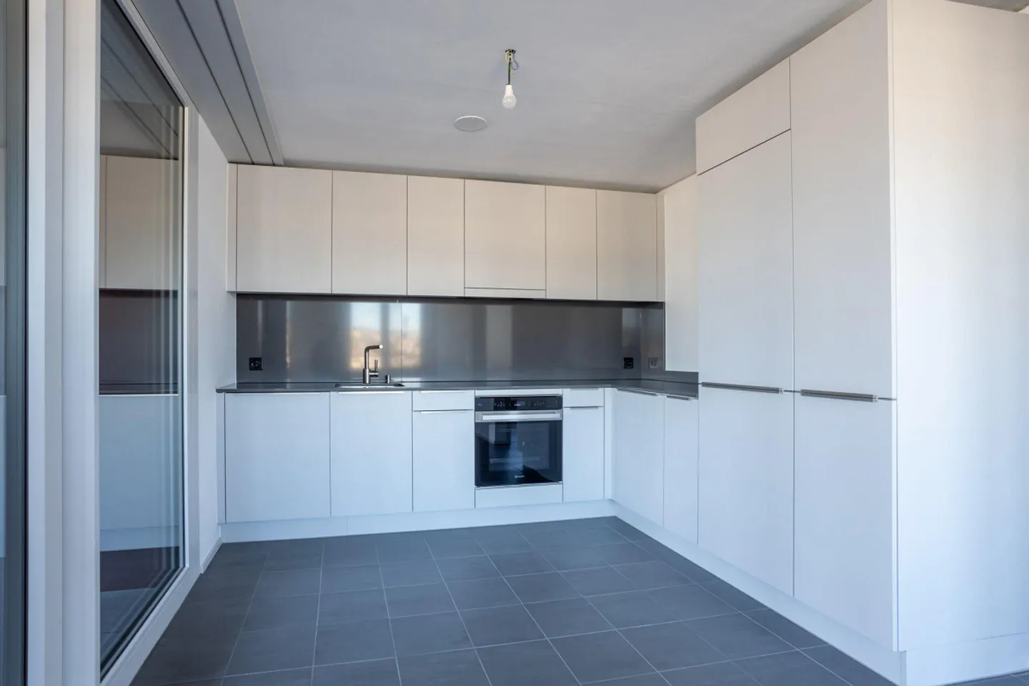 Modern 2.5 room apartment 16.23 in the center of Altstetten - Photo 3 of 9