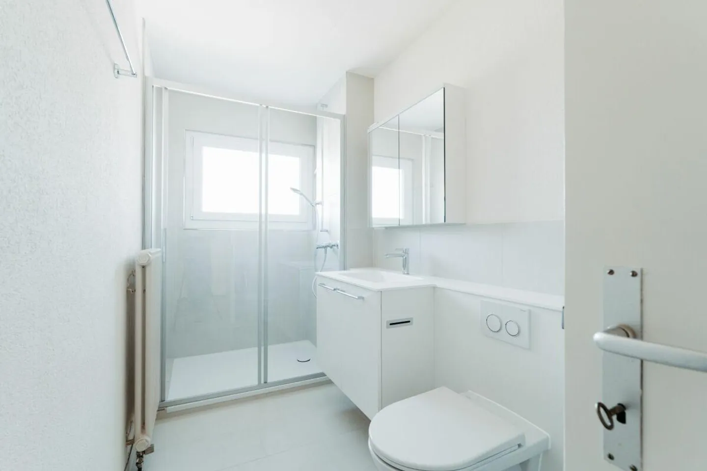 NEWLY RENOVATED 4-ROOM APARTMENT WITH BALCONY - Photo 4 of 13