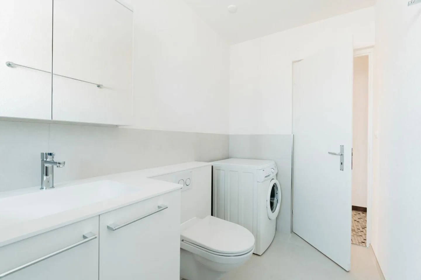 NEWLY RENOVATED 4-ROOM APARTMENT WITH BALCONY - Photo 5 of 13