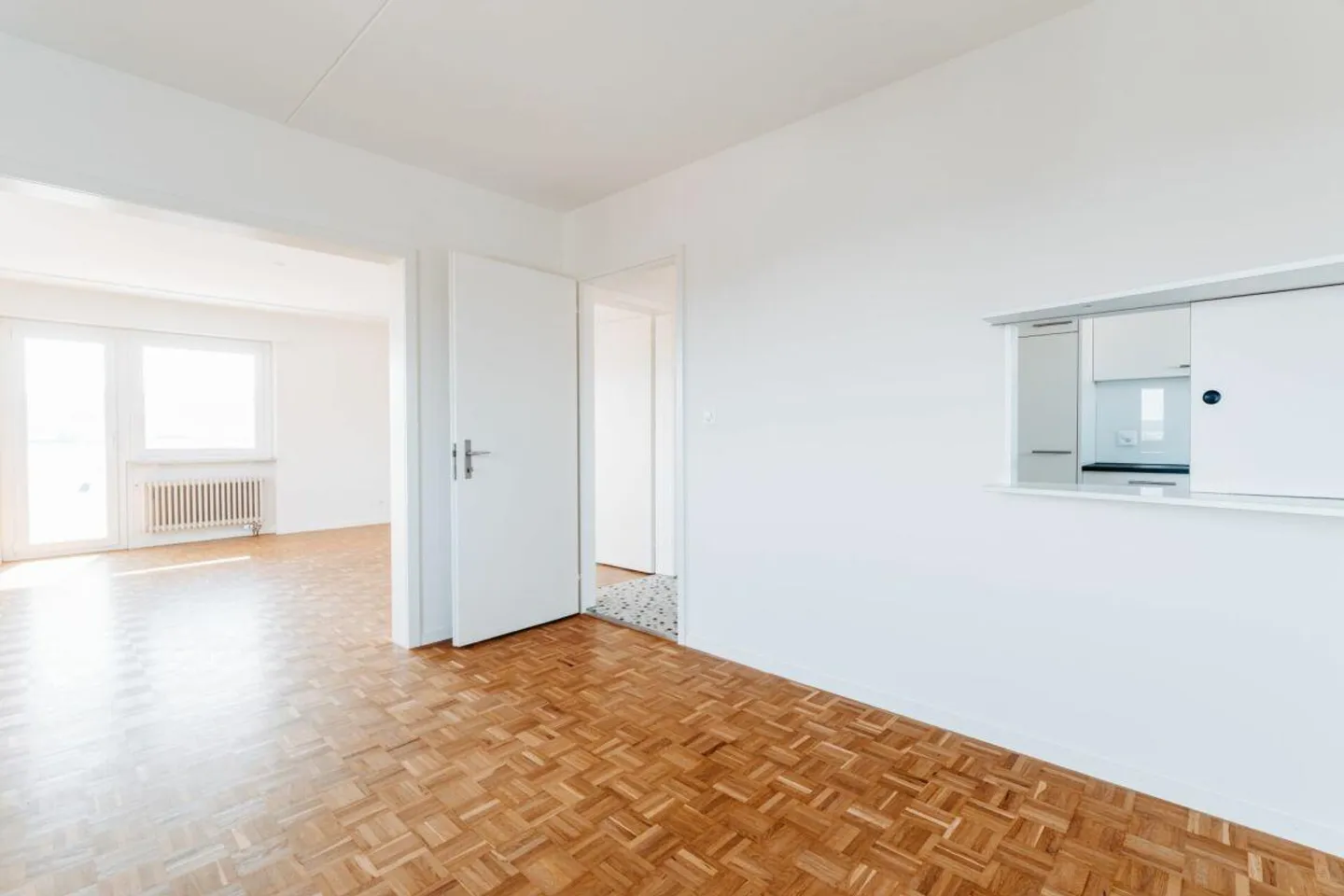 NEWLY RENOVATED 4-ROOM APARTMENT WITH BALCONY - Photo 7 of 13