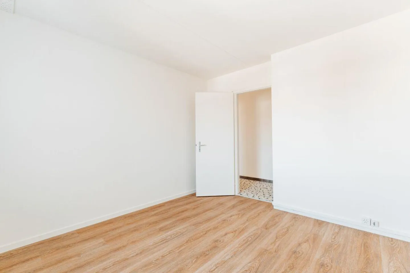 NEWLY RENOVATED 4-ROOM APARTMENT WITH BALCONY - Photo 8 of 13