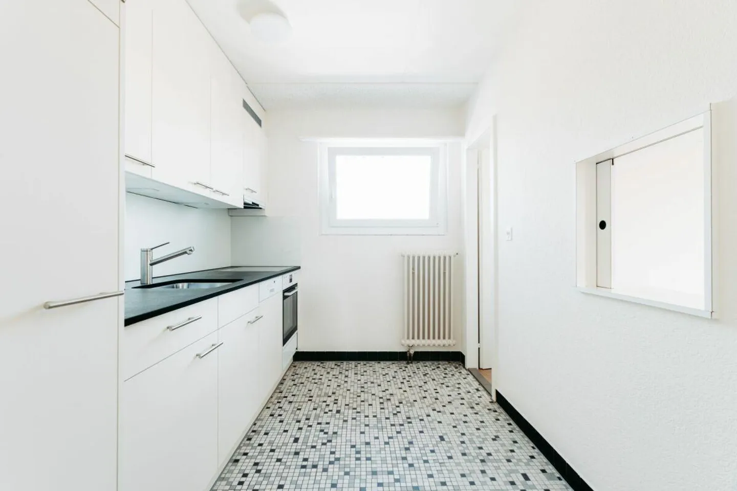 NEWLY RENOVATED 4-ROOM APARTMENT WITH BALCONY - Photo 2 of 13