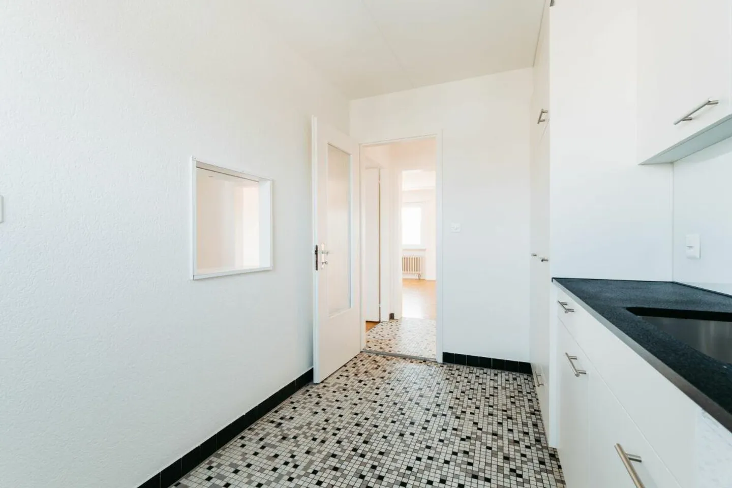 NEWLY RENOVATED 4-ROOM APARTMENT WITH BALCONY - Photo 3 of 13