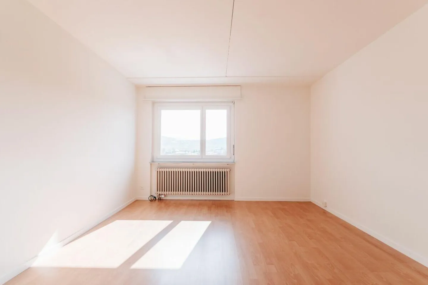 NEWLY RENOVATED 4-ROOM APARTMENT WITH BALCONY - Photo 9 of 13