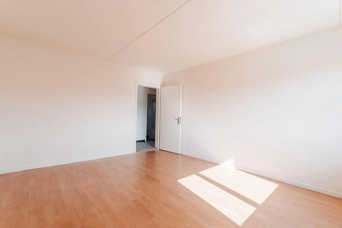 NEWLY RENOVATED 4-ROOM APARTMENT WITH BALCONY - Photo 10 of 13