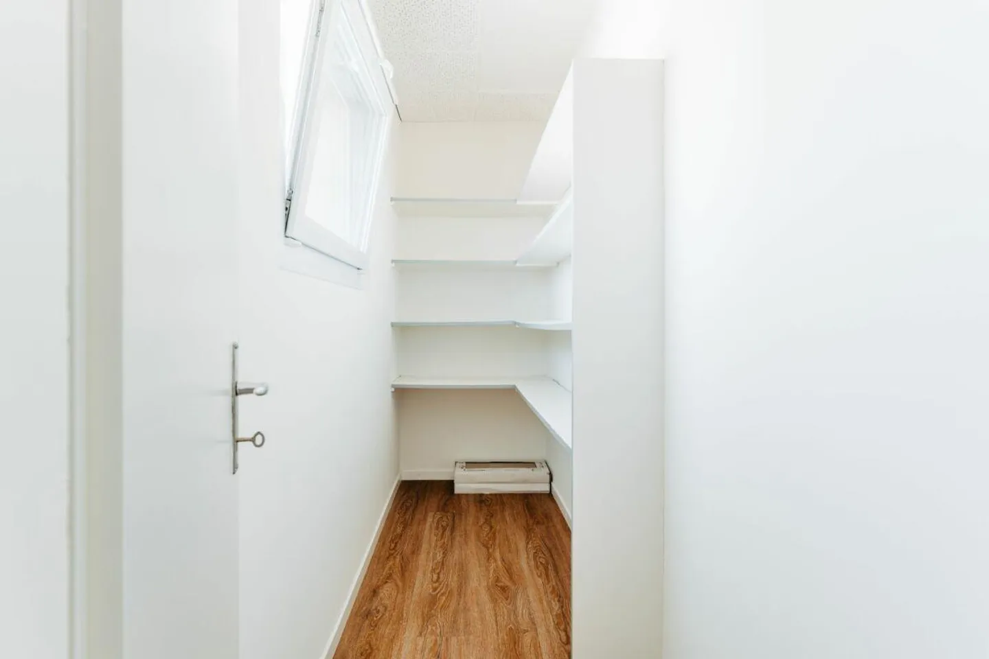 NEWLY RENOVATED 4-ROOM APARTMENT WITH BALCONY - Photo 11 of 13