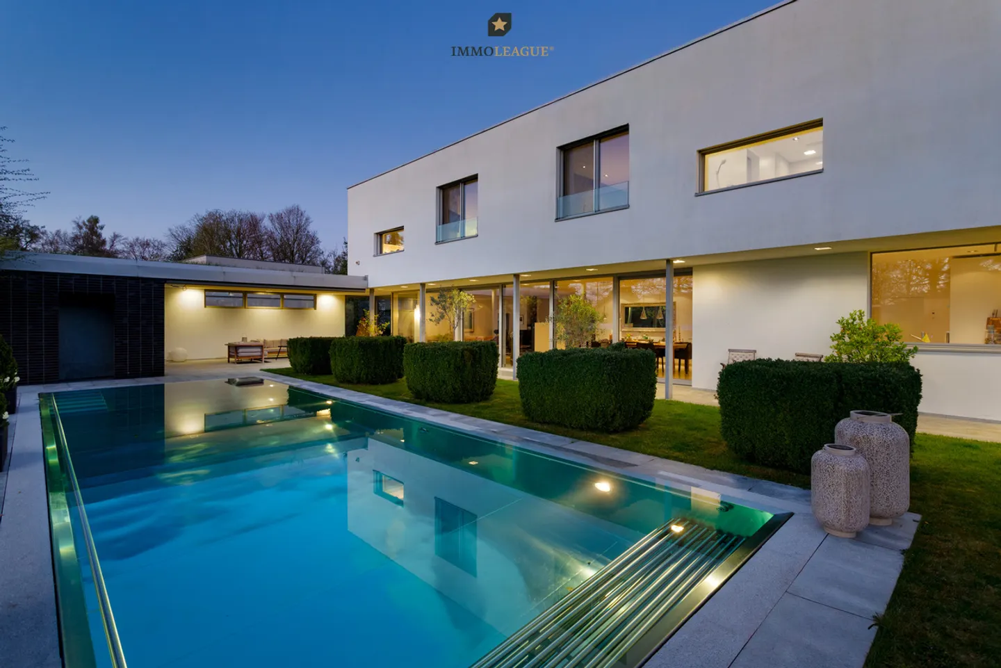 Villa de design de première classe dans un emplacement de choix. - Photo 2 sur 9