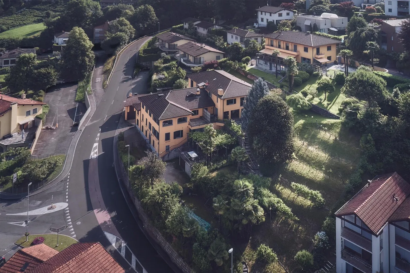 Large house with 11 rooms, nestled in nature, for rent in Origlio - Photo 6 of 7