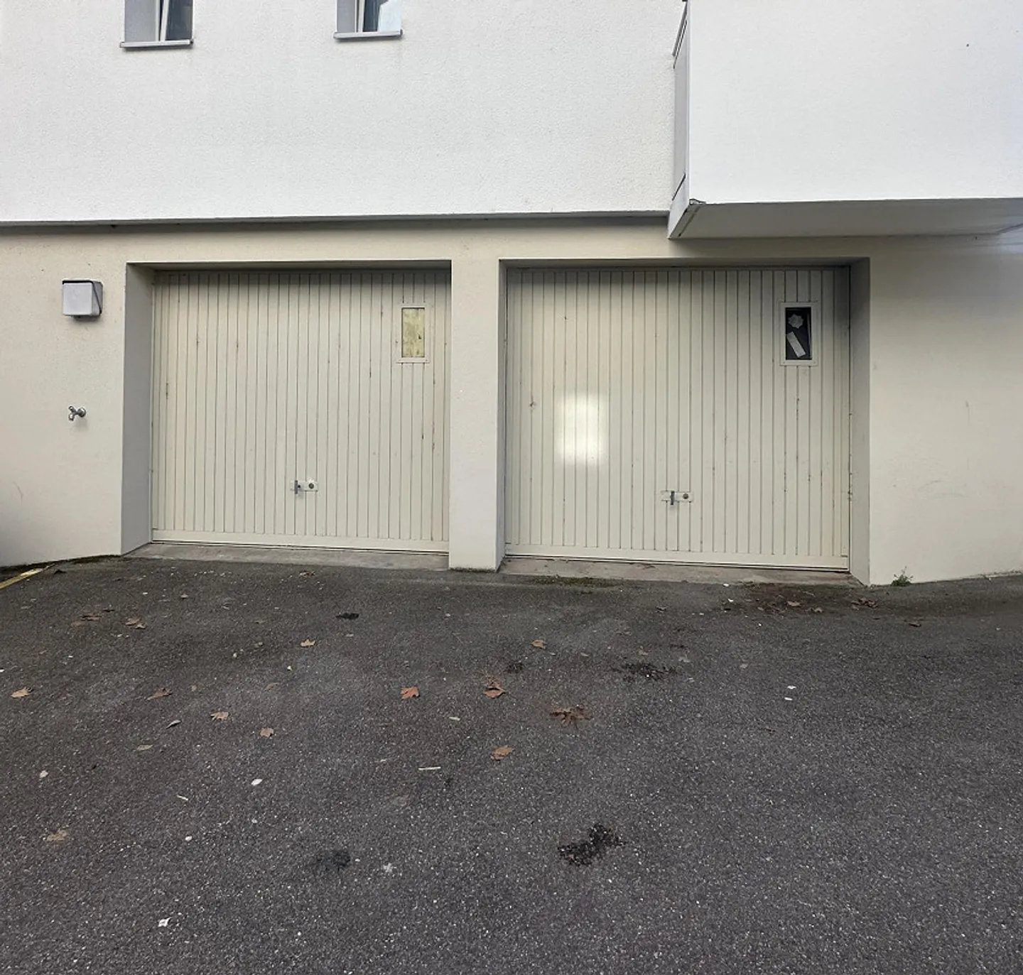Box de garage dans un emplacement central - Photo 1 sur 2