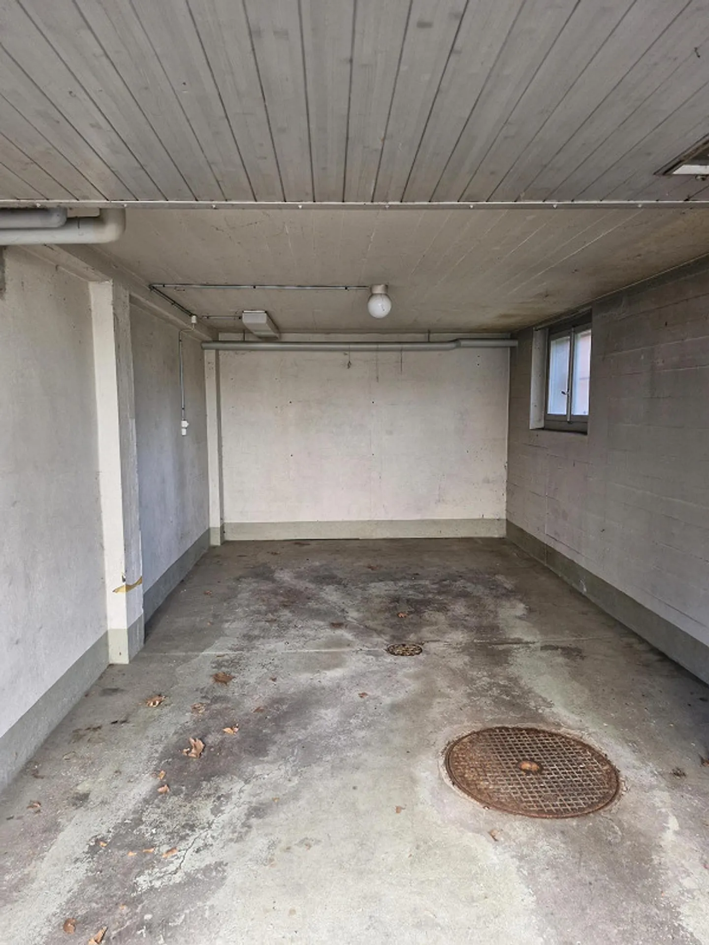 Box de garage dans un emplacement central - Photo 2 sur 2