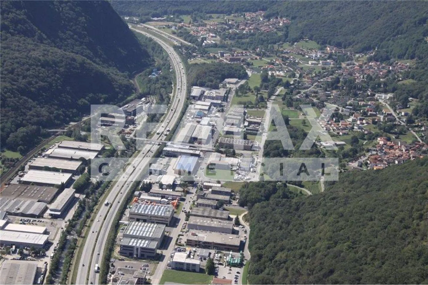 Industrial building with land in a strategic position - Photo 1 of 2