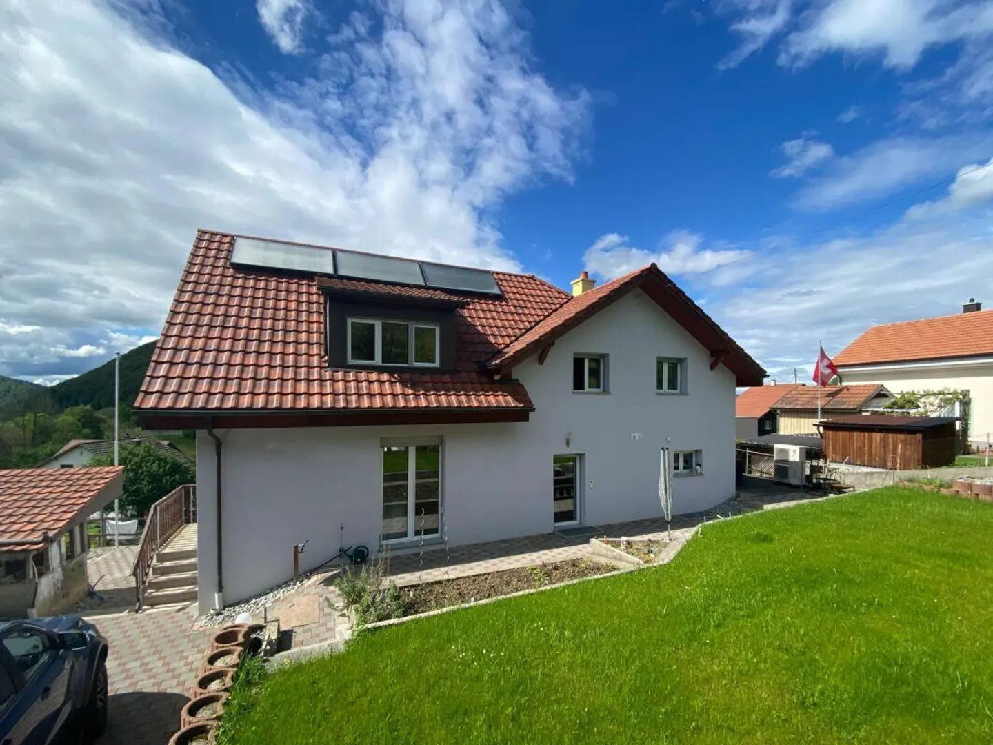 Casa plurifamiliare di 9,5 Z' con grande giardino, garage e posto auto - Foto 2 di 13