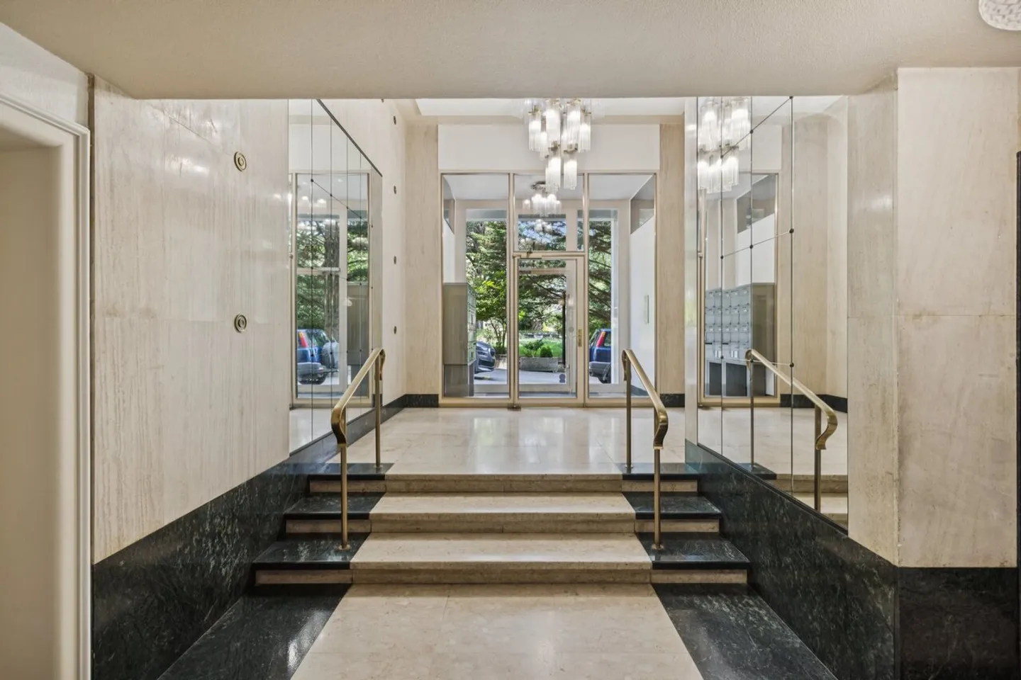 Renovated apartment in a high-end residence - Photo 11 of 12