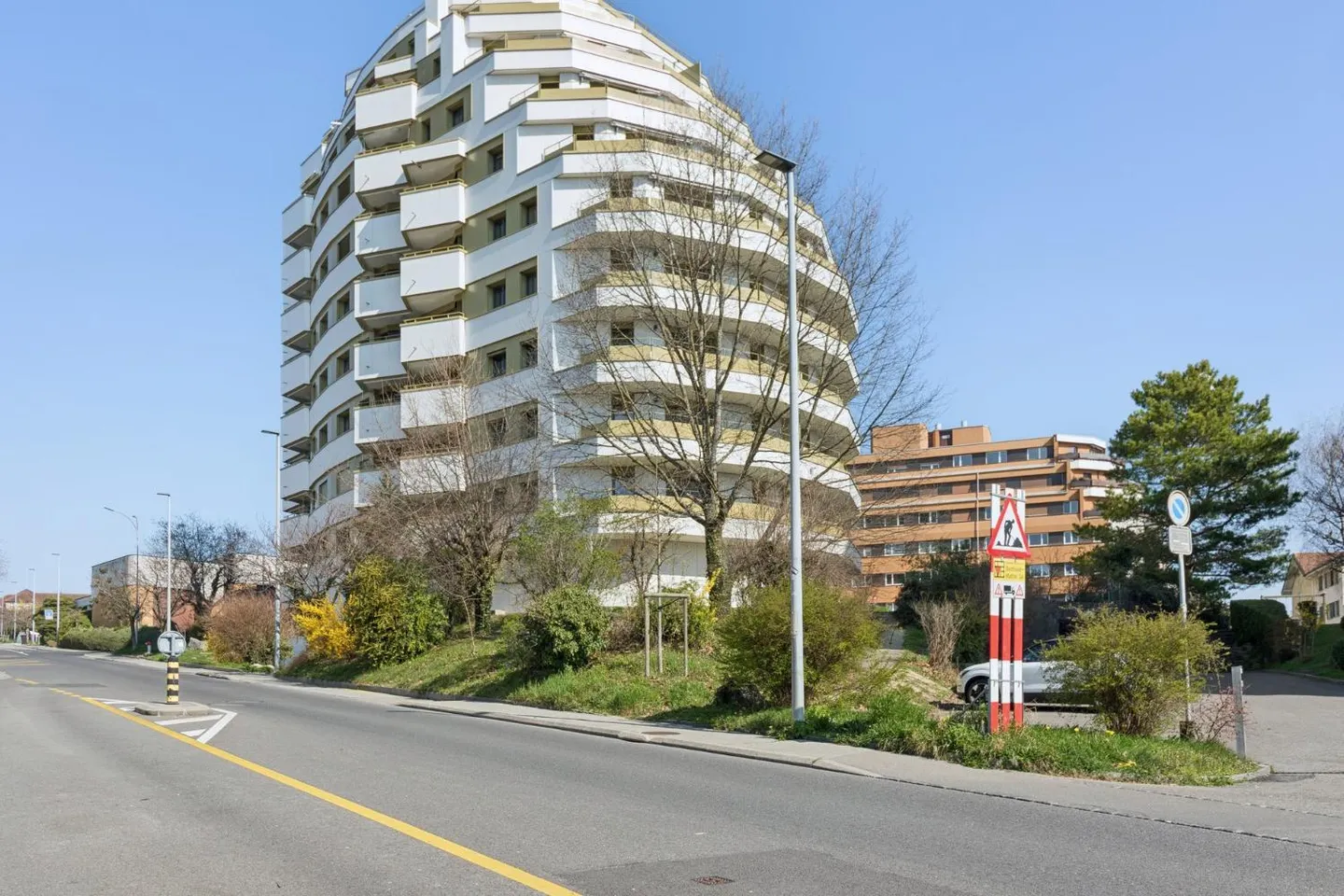 Renovated 3.5 Room Apartment - Photo 2 of 9