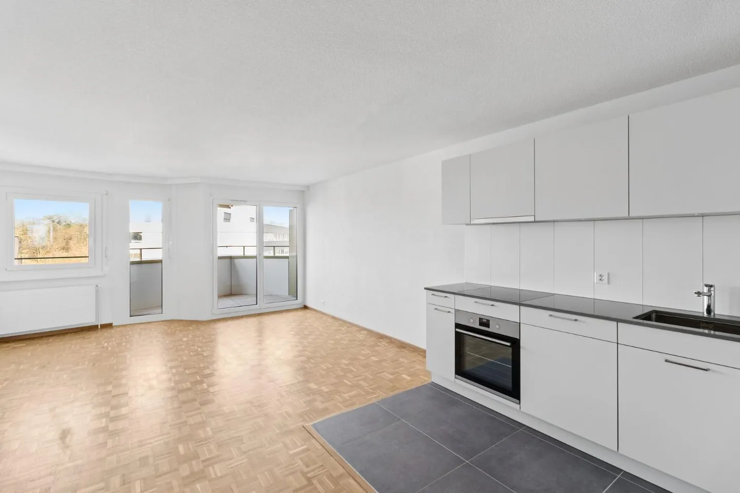 Renovated 3.5 Room Apartment - Photo 3 of 9