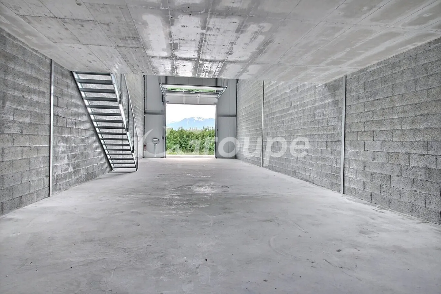 Small Storage Box 143.1 m² / Workshop in Saxon | Available Immediately - Photo 8 of 10