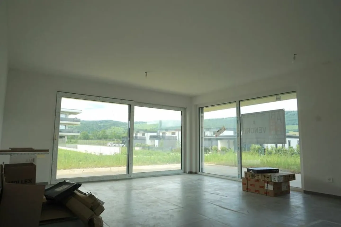 Appartement de 4,5 pièces - Surface nette de 100 m2 - Terrasse de 45 m2 - orient - Photo 2 of 12