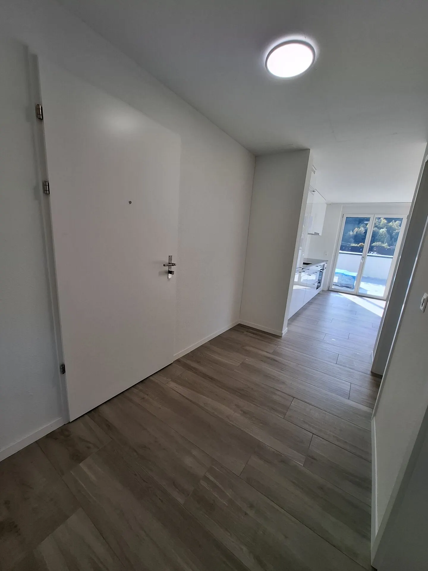 2.5 room penthouse apartment in a new building with a large terrace of 52 m², second rental - Photo 10 of 11