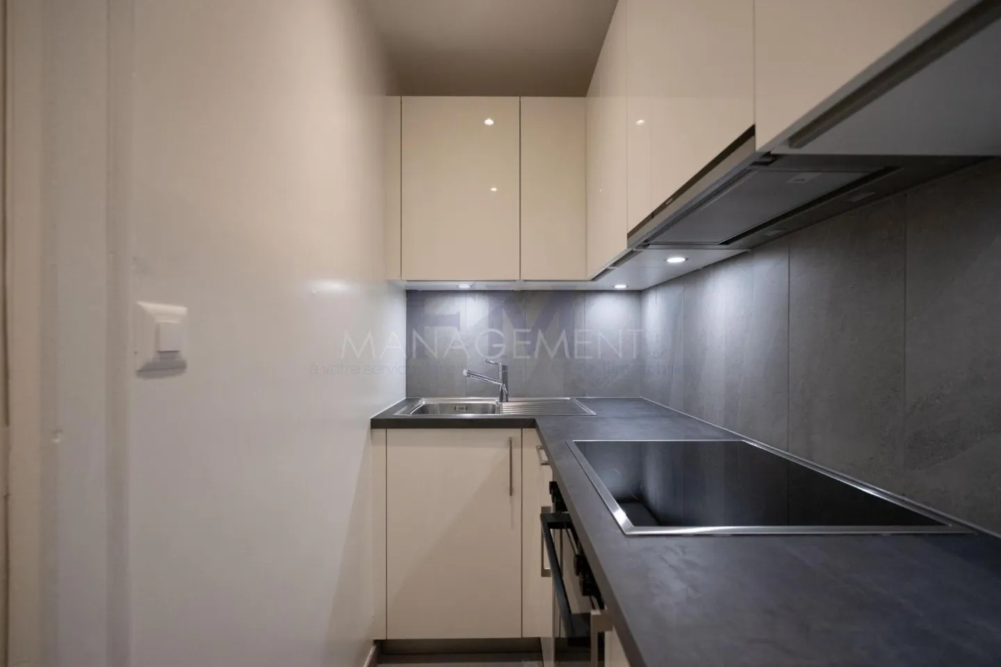 Riva sinistra, passeggiata, 1 camera al 1° piano, ca. 23m2 - Foto 1 di 10