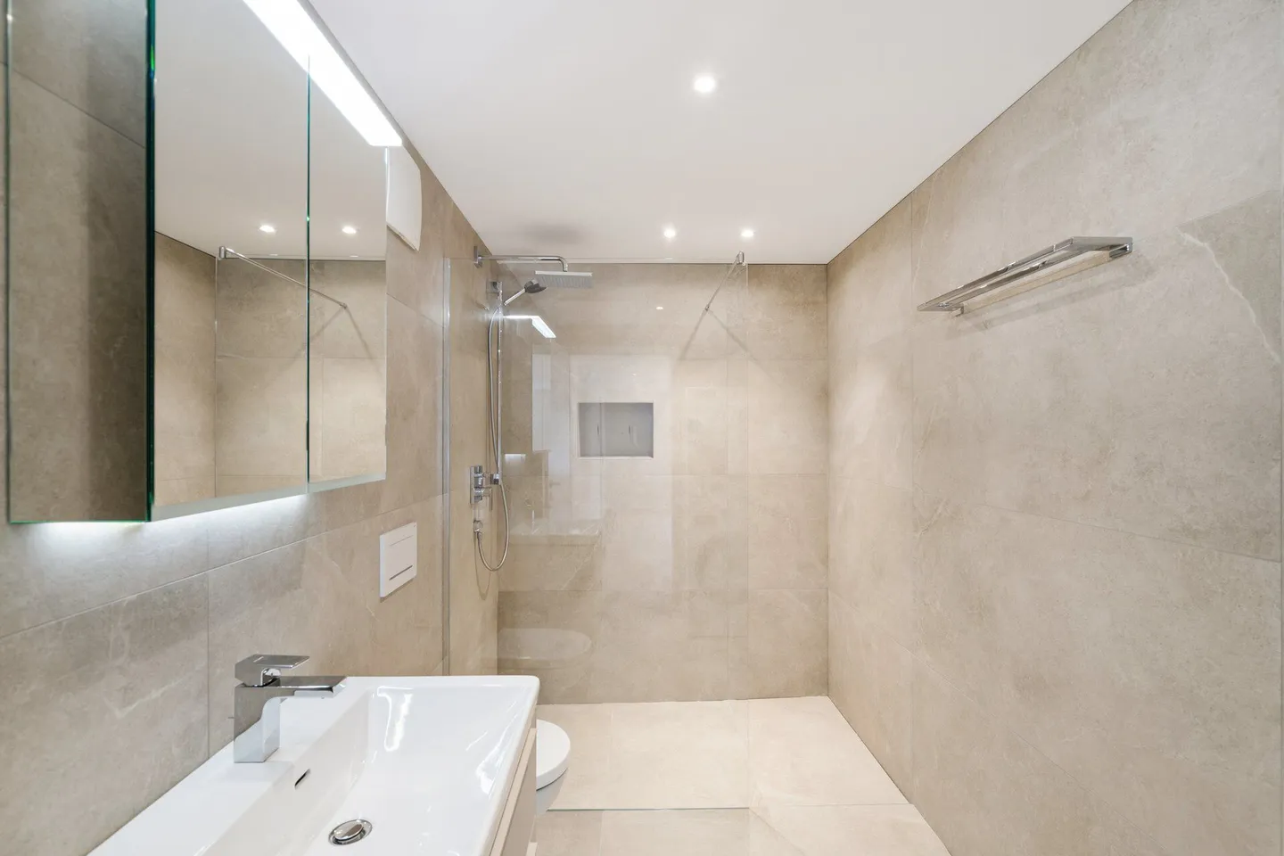 Appartement en duplex mansardé de 3,5 pièces de haute qualité avec confort - Photo 4 sur 7