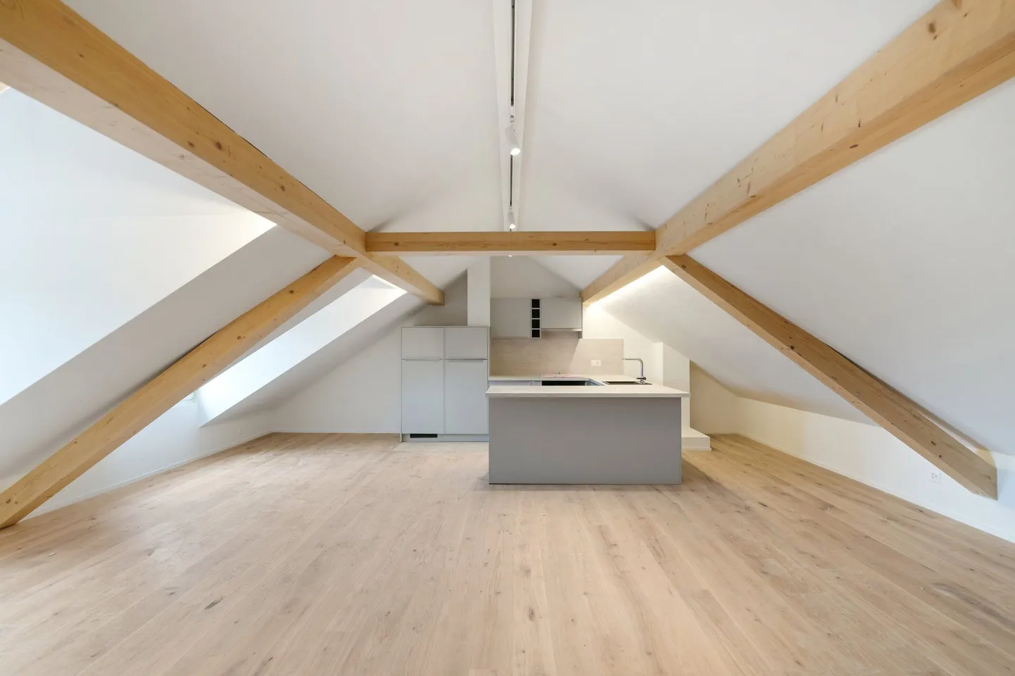 Appartement en duplex mansardé de 3,5 pièces de haute qualité avec confort - Photo 2 sur 7