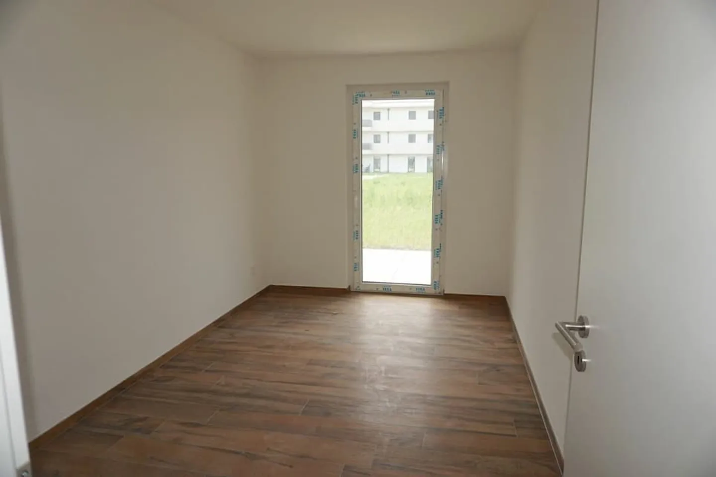 Appartement de 4,5 pièces - Surface nette de 100 m2 - Terrasse de 45 m2 - orient - Photo 5 of 12